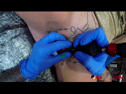 ❤️ Sully Savage oo aad u tattooed ayaa Kintirkeeda ku sawirtay tattoo ❌ Porno Guri ❤